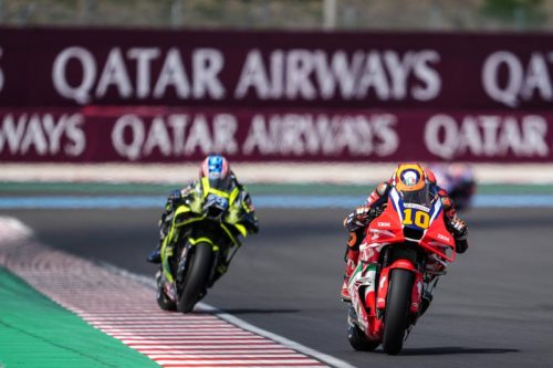 Luca Marini auf der Honda RC213V im Duell vor den Qatar-Airways-Banden – MotoGP Ungarn GP Balaton Park 2026