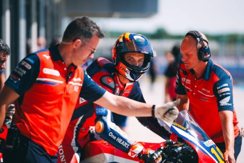 Luca Marini mit seiner Crew in der Honda-HRC-Box – MotoGP Ungarn GP Balaton Park 2026
