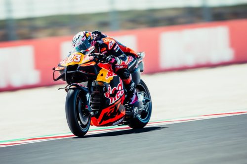 Enea Bastianini auf der Tech3-KTM RC16 in voller Fahrt – MotoGP Ungarn GP Balaton Park 2026
