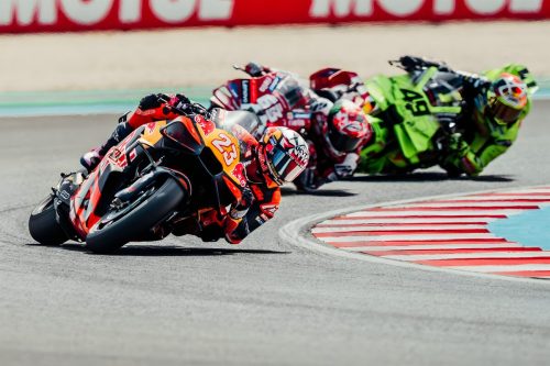 Enea Bastianini auf der Tech3-KTM RC16 im Zweikampf mit Verfolgern – MotoGP Ungarn GP Balaton Park 2026