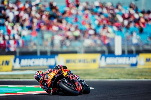 Enea Bastianini auf der Tech3-KTM RC16 in Schräglage auf dem Balaton Park Circuit – MotoGP Ungarn GP Balaton Park 2026