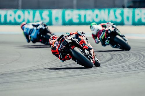 Maverick Vinales auf der Tech3-KTM RC16 im Duell vor den Petronas-Banden – MotoGP Ungarn GP Balaton Park 2026