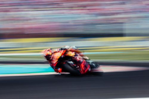 Maverick Vinales auf der Tech3-KTM RC16 in Schräglage – MotoGP Ungarn GP Balaton Park 2026