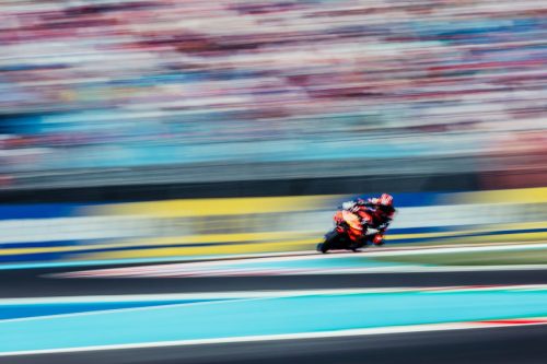 Maverick Vinales auf der Tech3-KTM RC16 mit Bewegungsunschärfe im Hintergrund – MotoGP Ungarn GP Balaton Park 2026