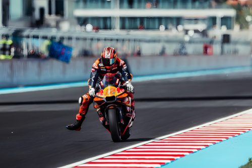 Maverick Vinales auf der Tech3-KTM RC16 allein auf der Strecke, Heck-Seitenansicht – MotoGP Ungarn GP Balaton Park 2026