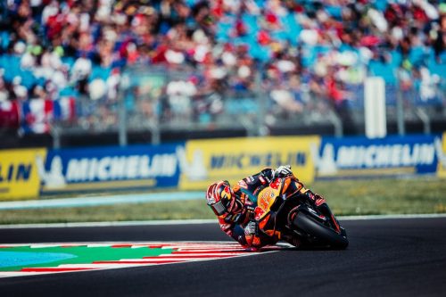 Maverick Vinales auf der Tech3-KTM RC16 in der Kurve vor Michelin-Werbebande – MotoGP Ungarn GP Balaton Park 2026