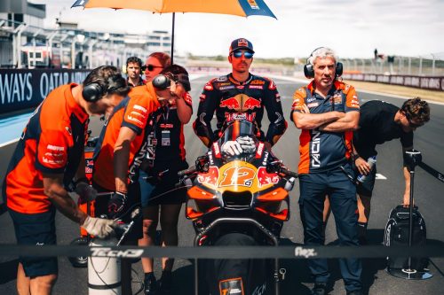 Maverick Vinales mit seiner Crew in der Tech3-Box – MotoGP Ungarn GP Balaton Park 2026