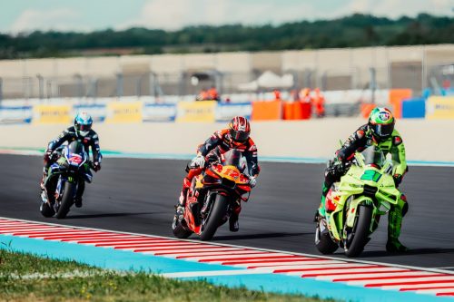 Maverick Vinales auf der Tech3-KTM RC16 in einer Fahrergruppe mit VR46-Ducati – MotoGP Ungarn GP Balaton Park 2026