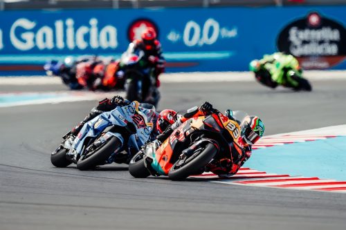 Brad Binder auf der KTM RC16 im Gruppenkampf vor den Estrella-Galicia-Banden – MotoGP Ungarn GP Balaton Park 2026