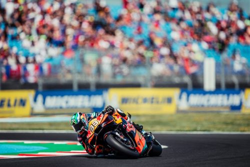 Brad Binder auf der Red Bull KTM RC16 in Schräglage – MotoGP Ungarn GP Balaton Park 2026