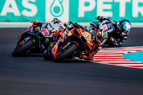 Brad Binder auf der KTM RC16 an der Spitze einer Fahrergruppe vor den Petronas-Banden – MotoGP Ungarn GP Balaton Park 2026