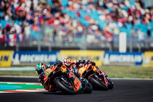 Brad Binder auf der Red Bull KTM RC16 bei der Fahrt auf dem Balaton Park Circuit – MotoGP Ungarn GP Balaton Park 2026