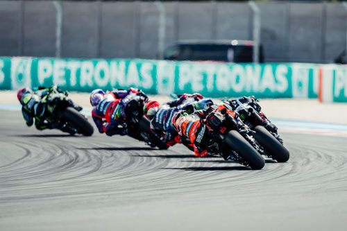 Brad Binder auf der KTM RC16 mitten im Fahrerfeld – MotoGP Ungarn GP Balaton Park 2026