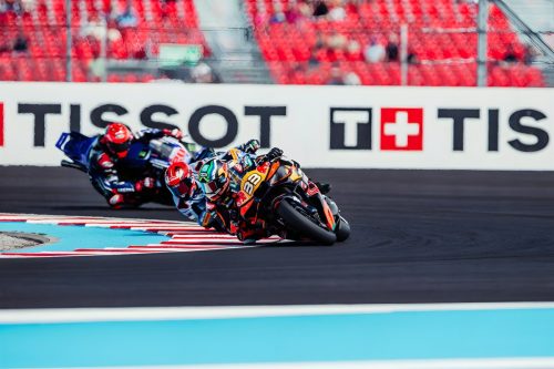 Brad Binder auf der KTM RC16 vor einer Verfolgergruppe an den Tissot-Banden – MotoGP Ungarn GP Balaton Park 2026