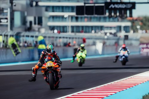 Brad Binder auf der KTM RC16 allein auf der Strecke vor der Tribüne – MotoGP Ungarn GP Balaton Park 2026