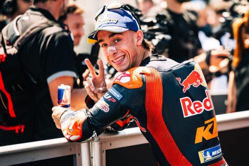 Pedro Acosta entspannt und lächelnd in der Red Bull KTM Box – MotoGP Ungarn GP Balaton Park 2026