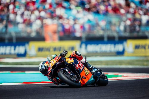 Pedro Acosta auf der KTM RC16 in Schräglage auf der Strecke – MotoGP Ungarn GP Balaton Park 2026