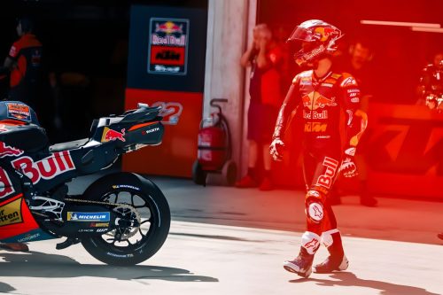 Pedro Acosta in Lederkombi in der Red-Bull-KTM-Box – MotoGP Ungarn GP Balaton Park 2026