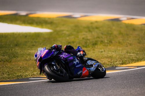 Jack Miller auf der Pramac-Yamaha YZR-M1 in Schräglage am Streckenrand – MotoGP Ungarn GP Balaton Park 2026