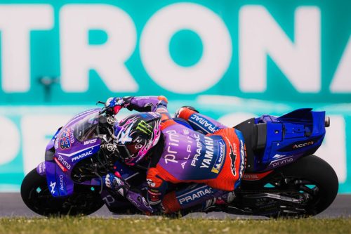 Jack Miller auf der Pramac-Yamaha YZR-M1 in Schräglage vor Petronas-Bande, Nahaufnahme – MotoGP Ungarn GP Balaton Park 2026