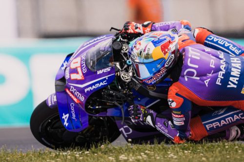 Toprak Razgatlioglu auf der Pramac-Yamaha YZR-M1 in Schräglage, Nahaufnahme – MotoGP Ungarn GP Balaton Park 2026