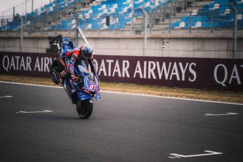 Toprak Razgatlioglu im Wheelie auf der Pramac-Yamaha YZR-M1 vor Qatar-Airways-Banden – MotoGP Ungarn GP Balaton Park 2026