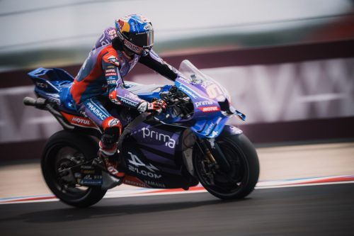 Toprak Razgatlioglu auf der Pramac-Yamaha YZR-M1 in Schräglage, Seitenansicht – MotoGP Ungarn GP Balaton Park 2026