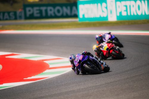 Toprak Razgatlioglu auf der Pramac-Yamaha YZR-M1 vor einer Gruppe von Fahrern – MotoGP Ungarn GP Balaton Park 2026