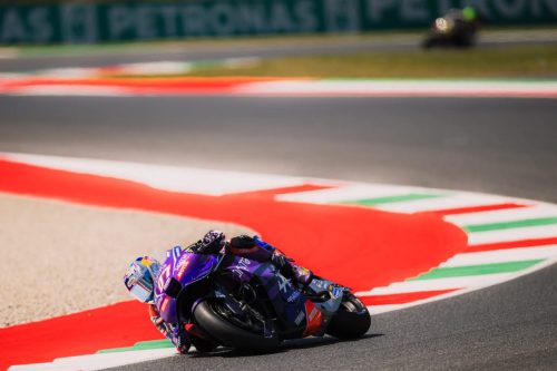 Toprak Razgatlioglu auf der Pramac-Yamaha YZR-M1 in Schräglage am Kerb – MotoGP Ungarn GP Balaton Park 2026
