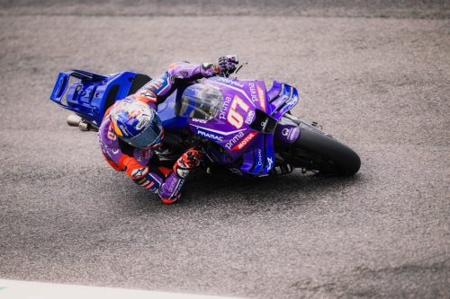Toprak Razgatlioglu auf der Pramac-Yamaha YZR-M1 mit Startnummer 07 in tiefer Schräglage – MotoGP Ungarn GP Balaton Park 2026
