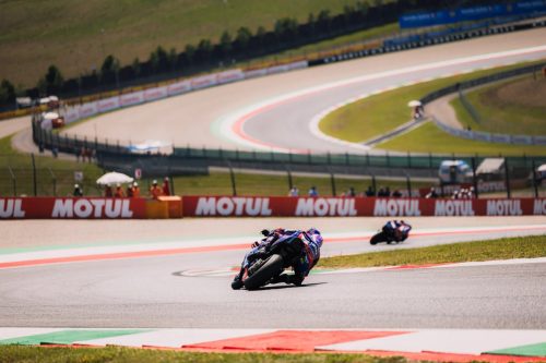 Toprak Razgatlioglu auf der Pramac-Yamaha YZR-M1 vor Motul-Banden, Heckansicht – MotoGP Ungarn GP Balaton Park 2026