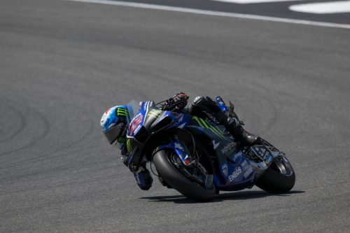 Alex Rins auf der Yamaha YZR-M1 mit Startnummer 42 in Schräglage – MotoGP Ungarn GP Balaton Park 2026