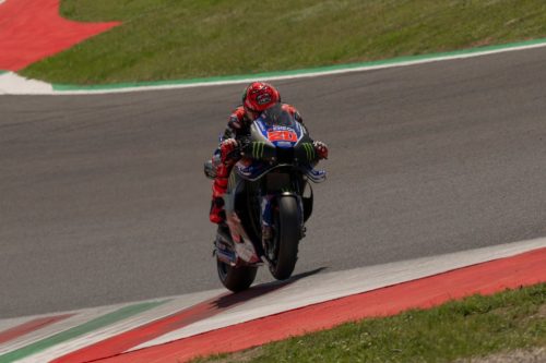 Fabio Quartararo auf der Yamaha YZR-M1 mit Startnummer 20, Heckansicht über den Kerb – MotoGP Ungarn GP Balaton Park 2026
