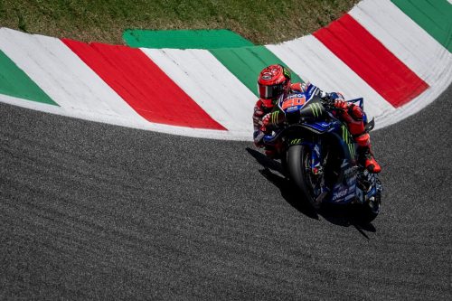 Fabio Quartararo auf der Yamaha YZR-M1 über den rot-weiß-grünen Kerb – MotoGP Ungarn GP Balaton Park 2026