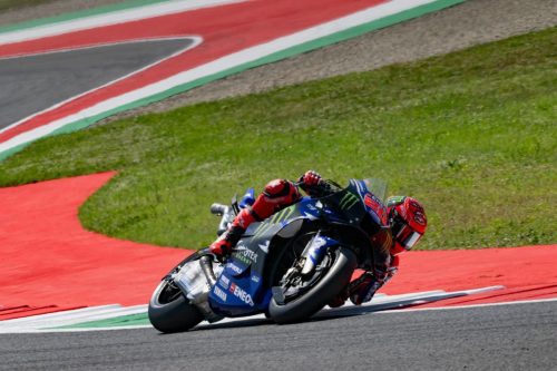 Fabio Quartararo auf der Yamaha YZR-M1 in Schräglage über den Kerb – MotoGP Ungarn GP Balaton Park 2026