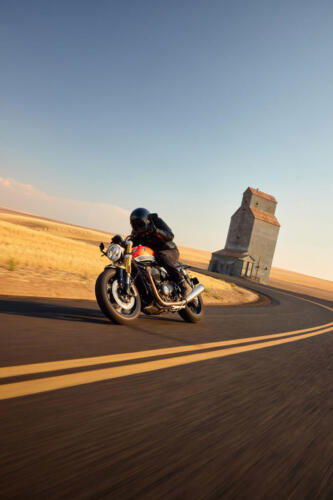 OE_SpeedTwin1200RS_MY25_013618_JP