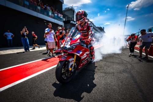 Francesco Bagnaia auf der Ducati Panigale V4 in Ducati-Lenovo-Lackierung mit Reifenqualm in der Boxengasse – Lenovo Race of Champions, World Ducati Week Misano 2026