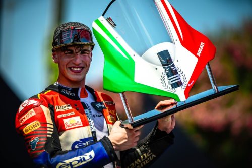 Alberto Surra feiert mit der Ducati-Trophäe in den italienischen Nationalfarben seinen zweiten Platz – Lenovo Race of Champions, World Ducati Week Misano 2026