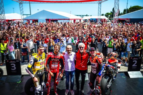 Siegerehrung des Race of Champions mit Nicolò Bulega, Alberto Surra und Lorenzo Baldassarri vor vollen Tribünen – World Ducati Week Misano 2026
