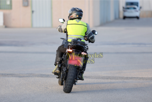 Royal Enfield Himalayan 650 Erlkönig 12