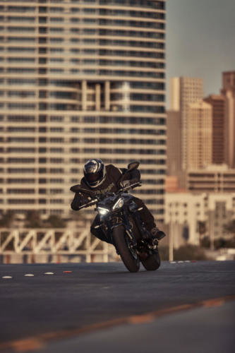 Street Triple R_MY23_20128_ML