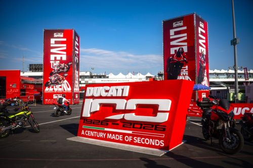 Rotes Ducati-Schild 100 – A Century Made of Seconds auf dem Gelände der World Ducati Week 2026 in Misano