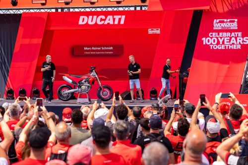 Rote Ducati Desmo450 SM auf der Bühne bei ihrer Weltpremiere während der World Ducati Week 2026 in Misano