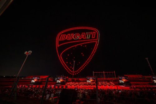 Drohnenshow bei Nacht formt das rote Ducati-Logo am Himmel über Misano bei der World Ducati Week 2026