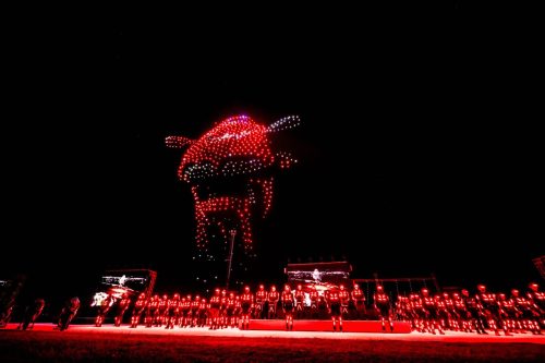 Drohnenshow bei Nacht formt die Silhouette eines Ducati-Motorrads am Himmel über Misano