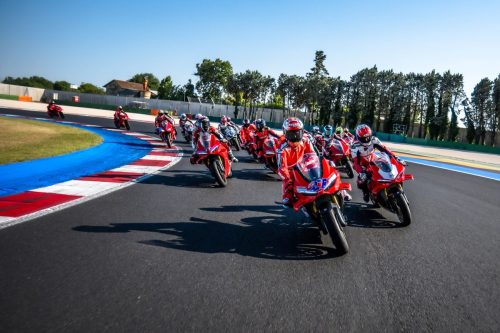 Gruppe von Ducati-Fahrern in Schräglage auf der Strecke des Misano World Circuit bei der World Ducati Week 2026
