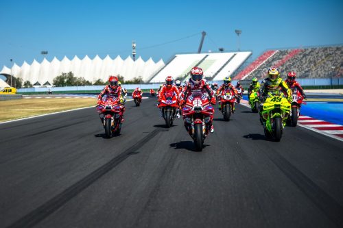 Ducati-Werksfahrer fahren in Frontansicht über die Strecke des Misano World Circuit bei der World Ducati Week 2026