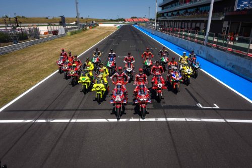 Gruppe von Ducati-Werksfahrern fährt gemeinsam die Start-Ziel-Gerade in Misano hinunter