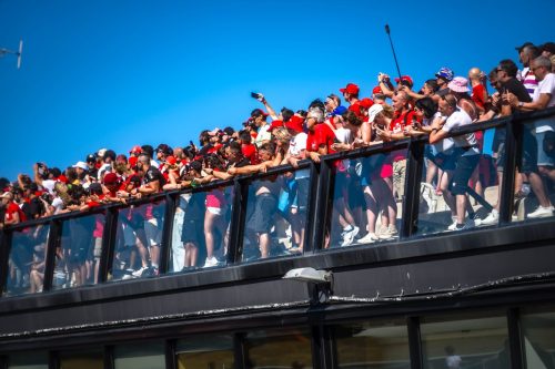 Dicht gedrängte Ducati-Fans jubeln an der Tribünenbrüstung bei der World Ducati Week 2026 in Misano