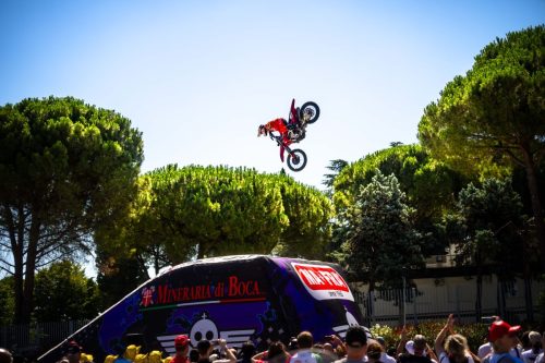 Freestyle-Motocross-Fahrer springt hoch in die Luft bei der Stuntshow der World Ducati Week 2026 in Misano